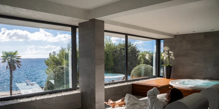 4* hotel v Petrčane pri Zadare: hneď pri pláži, s raňajkami alebo polpenziou a neobmedzeným wellness