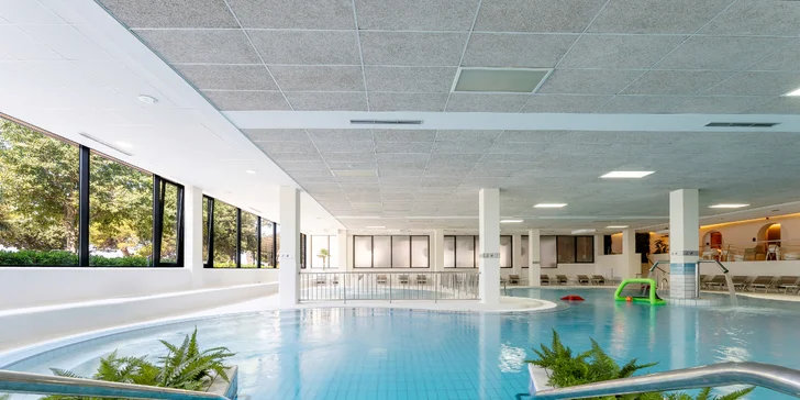 4* hotel v Petrčane pri Zadare: hneď pri pláži, s raňajkami alebo polpenziou a neobmedzeným wellness