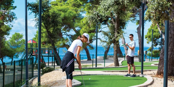 4* hotel v Petrčane pri Zadare: hneď pri pláži, s raňajkami alebo polpenziou a neobmedzeným wellness