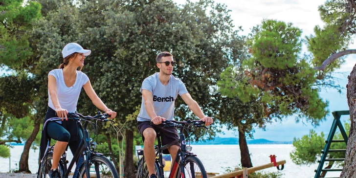 4* hotel v Petrčane pri Zadare: hneď pri pláži, s raňajkami alebo polpenziou a neobmedzeným wellness