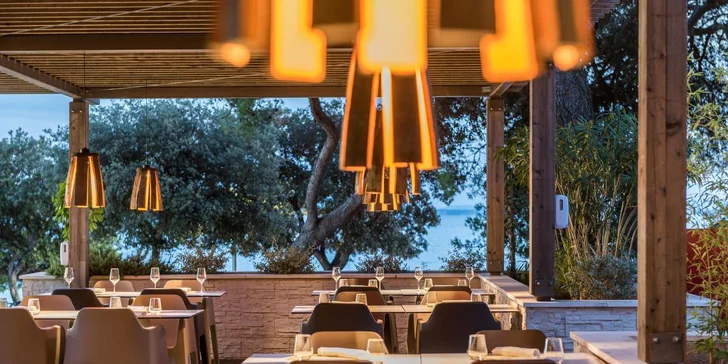 4* hotel v Petrčane pri Zadare: hneď pri pláži, s raňajkami alebo polpenziou a neobmedzeným wellness