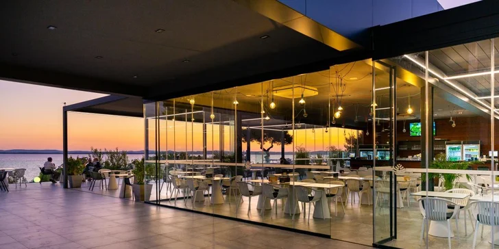 4* hotel v Petrčane pri Zadare: hneď pri pláži, s raňajkami alebo polpenziou a neobmedzeným wellness