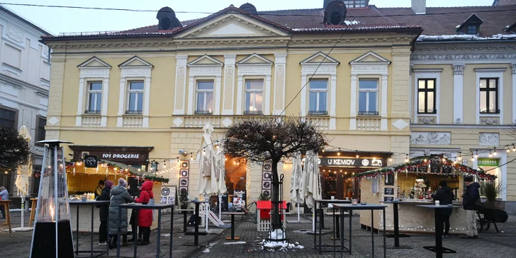 Vianočný punč a klobása z vianočného mestečka U Kemov