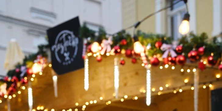 Vianočný punč a klobása z vianočného mestečka U Kemov