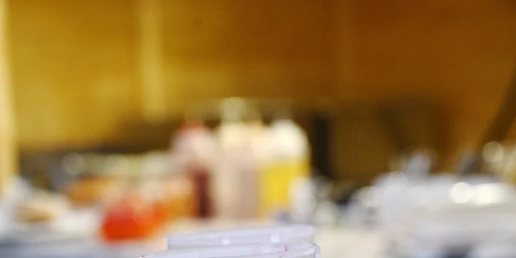 Vianočný punč a klobása z vianočného mestečka U Kemov