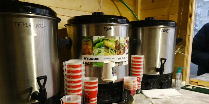 Vianočný punč a klobása z vianočného mestečka U Kemov