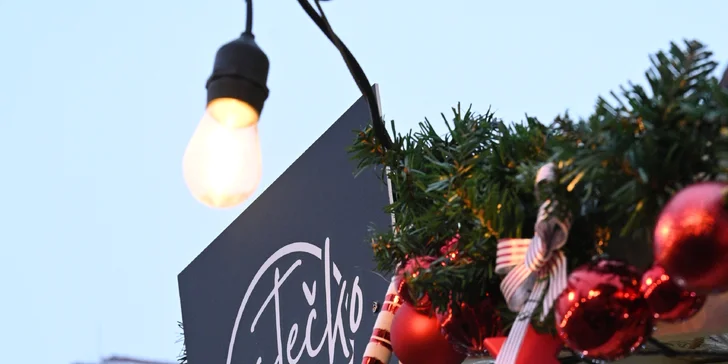 Vianočný punč a klobása z vianočného mestečka U Kemov