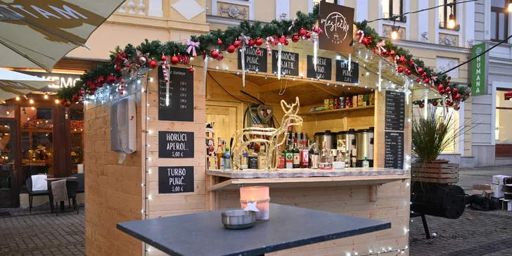 Vianočný punč a klobása z vianočného mestečka U Kemov