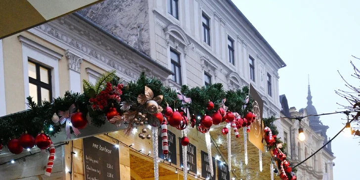 Vianočný punč a klobása z vianočného mestečka U Kemov