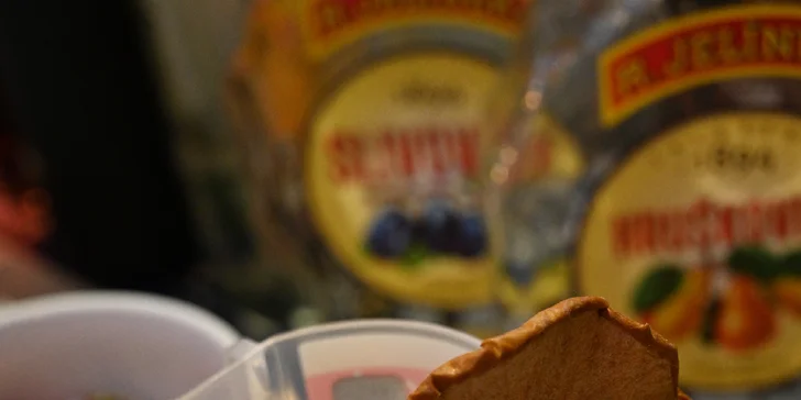 Vianočný punč a klobása z vianočného mestečka U Kemov