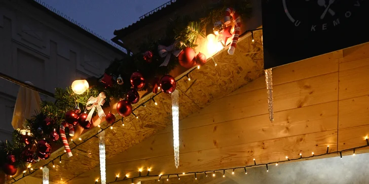 Vianočný punč a klobása z vianočného mestečka U Kemov