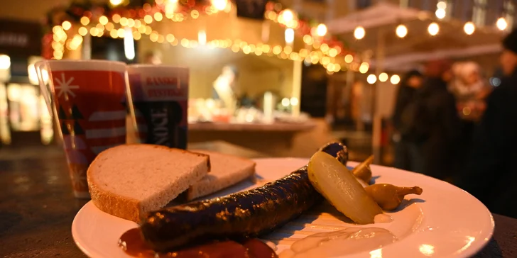 Vianočný punč a klobása z vianočného mestečka U Kemov