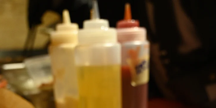 Vianočný punč a klobása z vianočného mestečka U Kemov