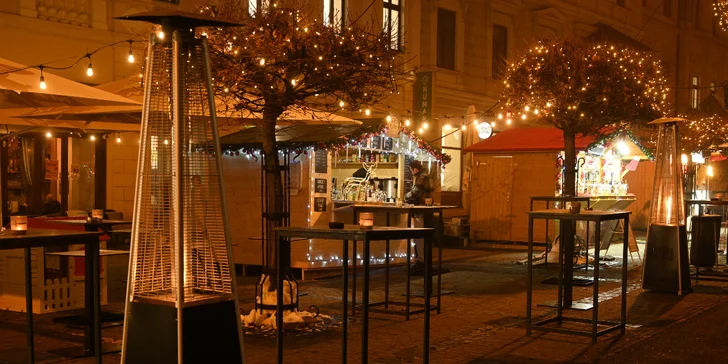 Vianočný punč a klobása z vianočného mestečka U Kemov