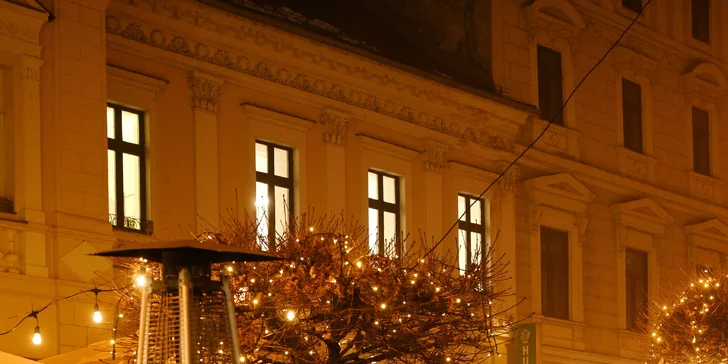 Vianočný punč a klobása z vianočného mestečka U Kemov