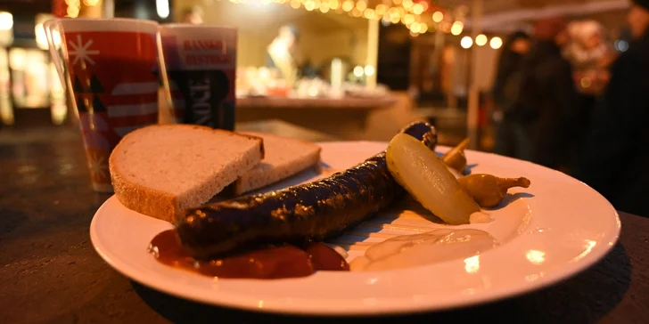 Vianočný punč a klobása z vianočného mestečka U Kemov