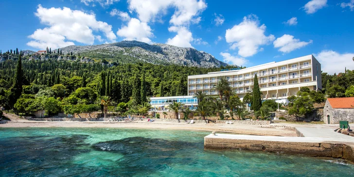 Slnečný pobyt v Dalmácii: hotel priamo pri mori, strava a bazén