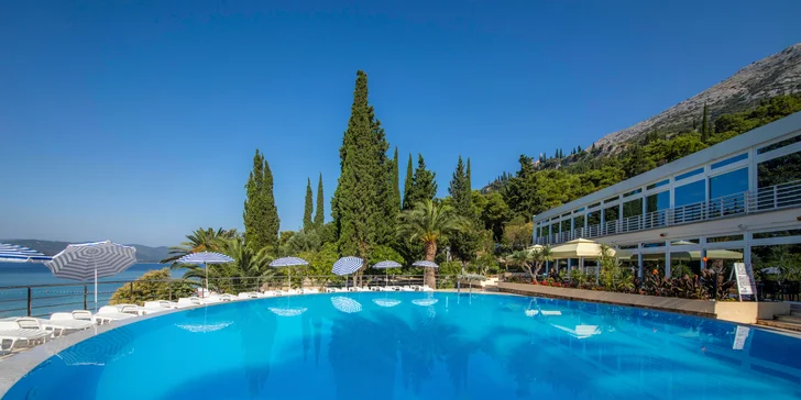 Slnečný pobyt v Dalmácii: hotel priamo pri mori, strava a bazén