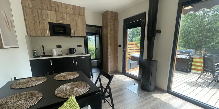 Luxusná chata v kempe na Vysočine: vonkajšia vírivka a výlety po kraji lesov a rybníkov