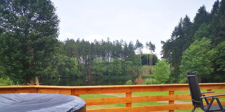 Luxusná chata v kempe na Vysočine: vonkajšia vírivka a výlety po kraji lesov a rybníkov
