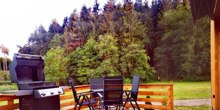 Luxusná chata v kempe na Vysočine: vonkajšia vírivka a výlety po kraji lesov a rybníkov