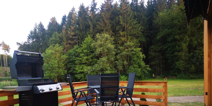 Luxusná chata v kempe na Vysočine: vonkajšia vírivka a výlety po kraji lesov a rybníkov