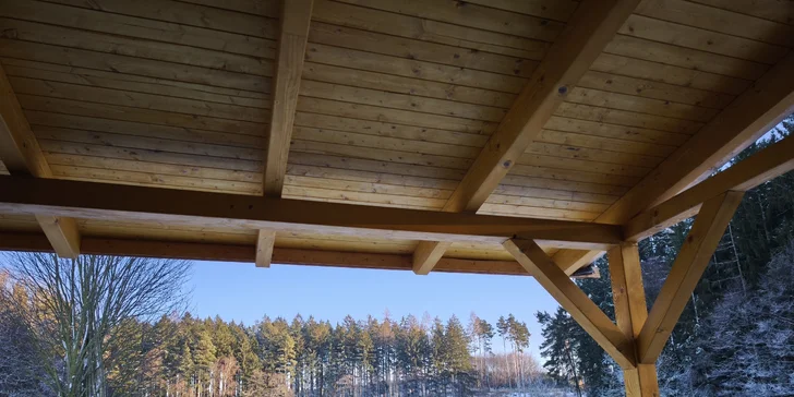 Luxusná chata v kempe na Vysočine: vonkajšia vírivka a výlety po kraji lesov a rybníkov