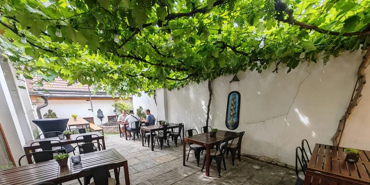 Pobyt v srdci Mikulova v Boutique hoteli Templ: raňajky, degustačné menu s párovaním vín a noc zdarma