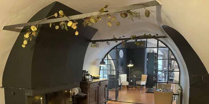 Pobyt v srdci Mikulova v Boutique hoteli Templ: raňajky, degustačné menu s párovaním vín a noc zdarma