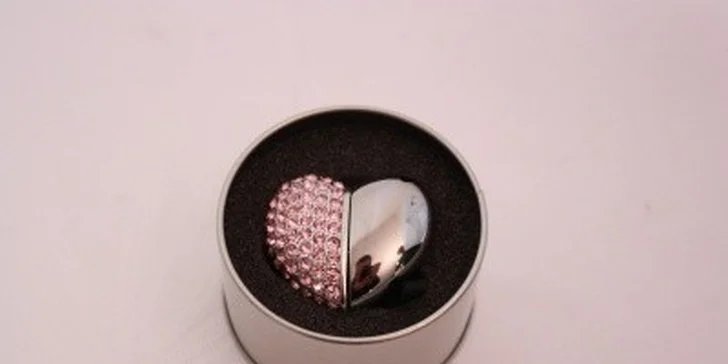 19,90 eur za luxusný USB kľúč 8GB v tvare srdca s kamienkami Rhinstone. Potešte dámu svojho srdca na Valentína hneď dvakrát jedným darčekom. Praktické USB v exkluzívnom prevedení so zľavou 50%