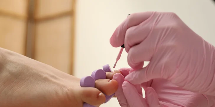 Suchá pedikúra alebo gél lak na ruky aj nohy v salóne Dotyky krásy