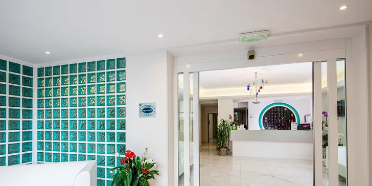 Lignano Sabbiadoro: 4* hotel pri pláži s raňajkami alebo polpenziou, bazén a vírivka