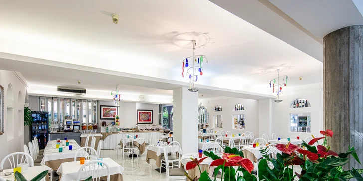 Lignano Sabbiadoro: 4* hotel pri pláži s raňajkami alebo polpenziou, bazén a vírivka