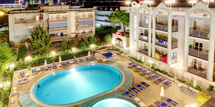 Lignano Sabbiadoro: 4* hotel pri pláži s raňajkami alebo polpenziou, bazén a vírivka