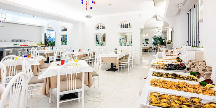 Lignano Sabbiadoro: 4* hotel pri pláži s raňajkami alebo polpenziou, bazén a vírivka