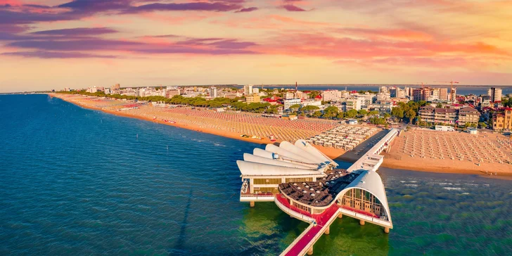 Lignano Sabbiadoro: 4* hotel pri pláži s raňajkami alebo polpenziou, bazén a vírivka