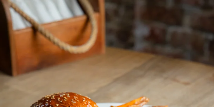 Hovädzí burger či burrito s hranolčekmi v populárnom BeAboute