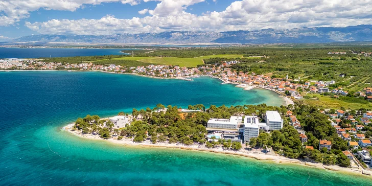 4* hotel v Petrčane pri Zadare: hneď pri pláži, s raňajkami alebo polpenziou a neobmedzeným wellness