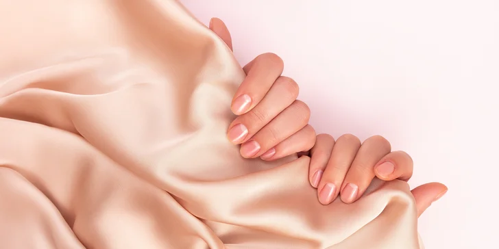 Japonská manikúra, spevňujúce aj prémiové ošetrenia s masážou rúk a parafínovým zábalom