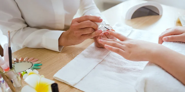 Japonská manikúra, spevňujúce aj prémiové ošetrenia s masážou rúk a parafínovým zábalom