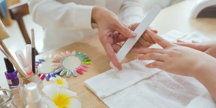 Japonská manikúra, spevňujúce aj prémiové ošetrenia s masážou rúk a parafínovým zábalom