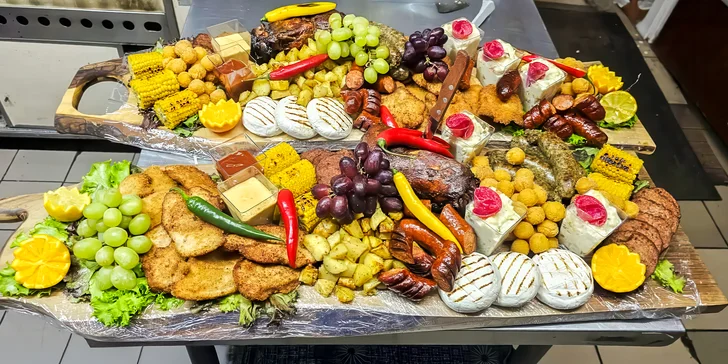 Dosky plné mäsových špecialít pre 8 až 15 osôb s donáškou v cene: mäso, syry aj prílohy