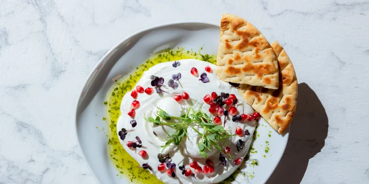 Sladké aj slané raňajky v Clique pri Eurovei s kávou a čerstvou šťavou