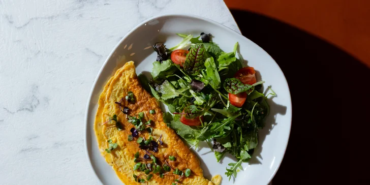 Sladké aj slané raňajky v Clique pri Eurovei s kávou a čerstvou šťavou