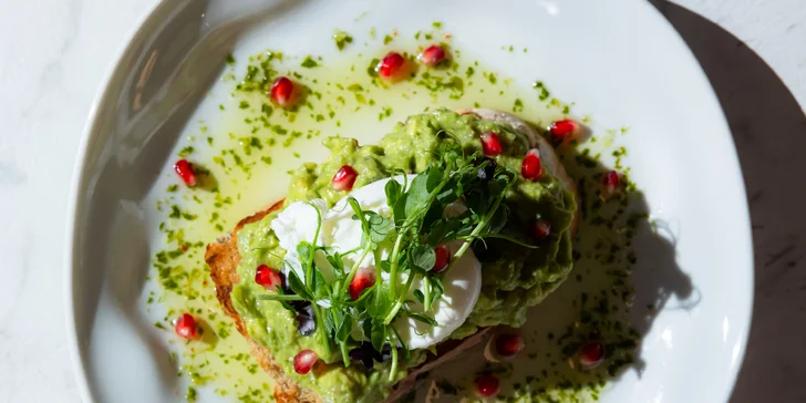 Sladké aj slané raňajky v Clique pri Eurovei s kávou a čerstvou šťavou