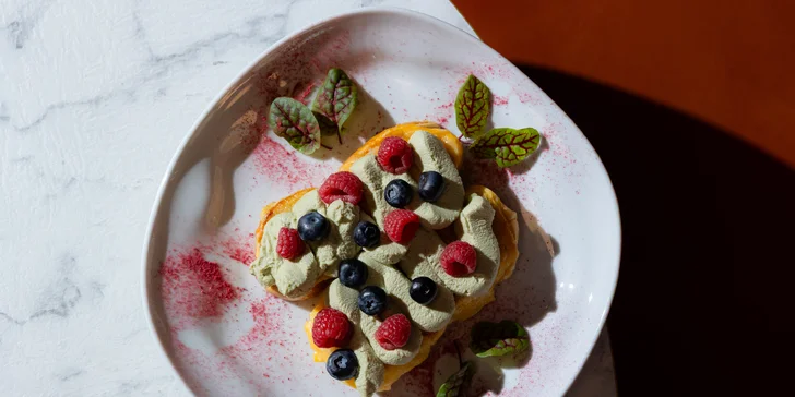 Sladké aj slané raňajky v Clique pri Eurovei s kávou a čerstvou šťavou