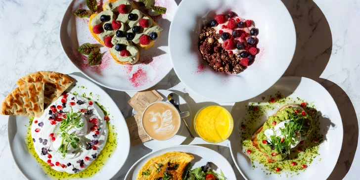 Sladké aj slané raňajky v Clique pri Eurovei s kávou a čerstvou šťavou