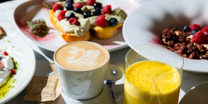 Sladké aj slané raňajky v Clique pri Eurovei s kávou a čerstvou šťavou