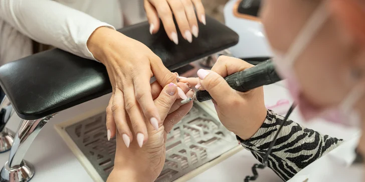 Manikúra s gél lakom, gélové nechty alebo výhodný balíček s gél lakom na ruky aj nohy