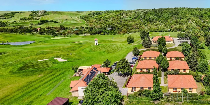Pohoda v Slavkove pri golfovom ihrisku: raňajky alebo polpenzia a víno